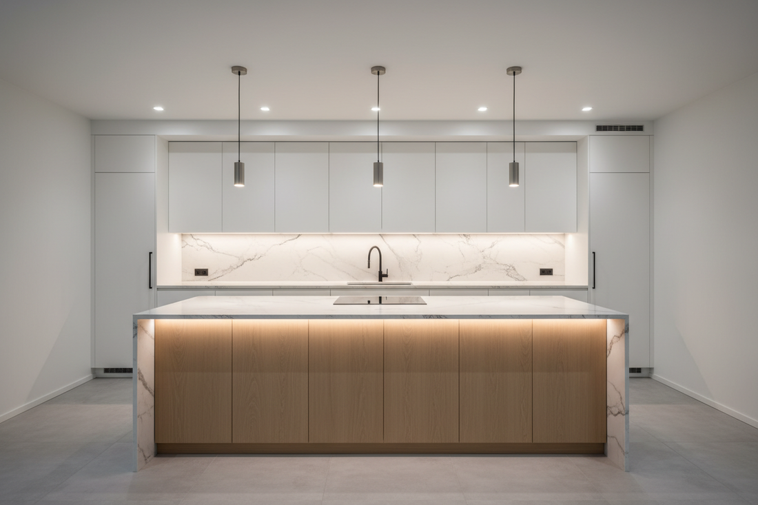 Cozinha moderna com iluminação LED em camadas — downlights no teto e fita LED sob armários a iluminar bancada em mármore — Luzinterior