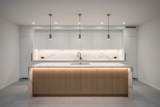 Cozinha moderna com iluminação LED em camadas — downlights no teto e fita LED sob armários a iluminar bancada em mármore — Luzinterior