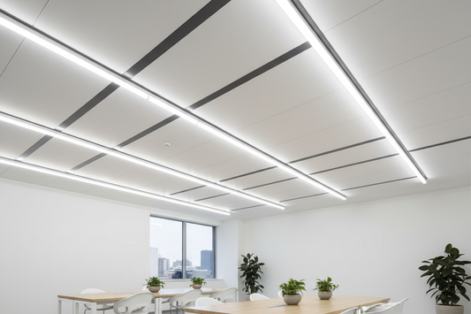 Tubos LED T8 instalados em teto de escritório moderno com luz branca eficiente