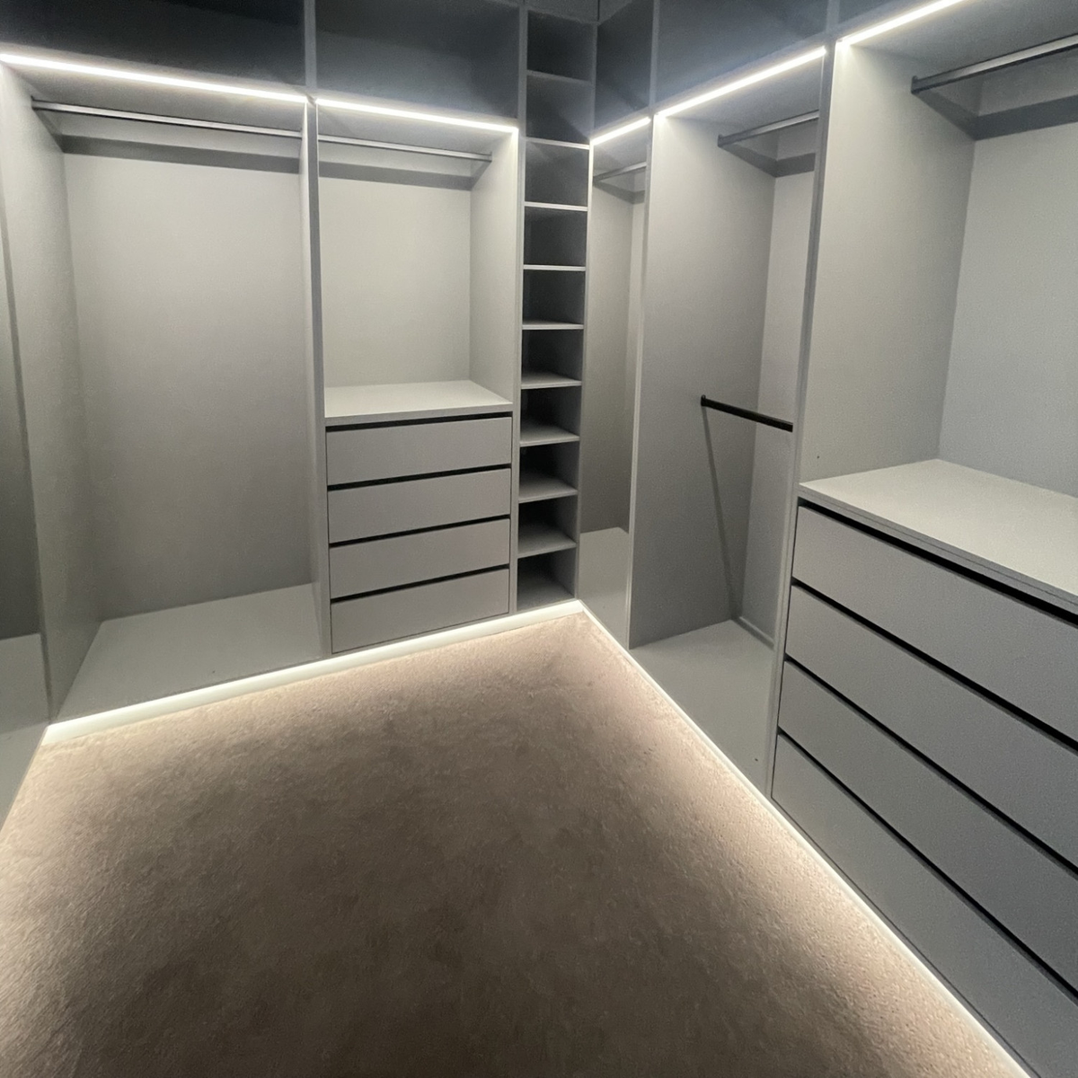 Fita LED COB aplicada em roupeiro walk-in - iluminação superior e rodapé