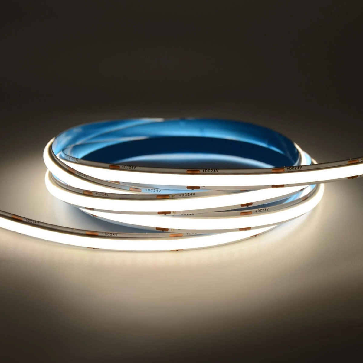 Fita LED COB SCOB 24V acesa em rolo - luz neutra branca