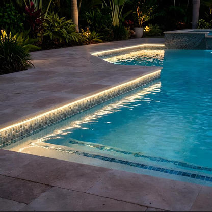 Fita LED IP67 instalada em piscina exterior — iluminação subaquática decorativa