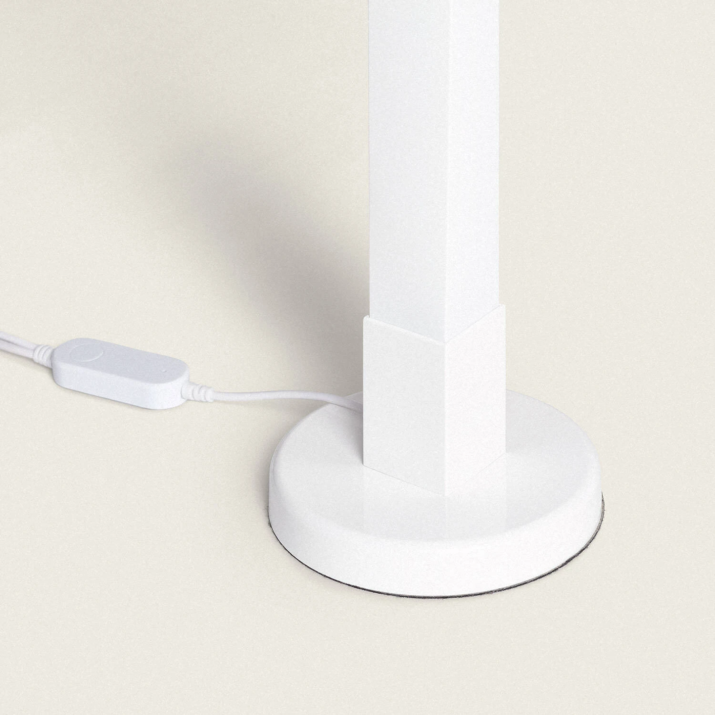 Candeeiro de Pé LED Inteligente RGBIC de Canto 10W | Com Comando (1,5m) base