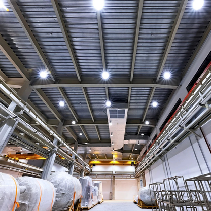 Campânulas LED UFO 100W instaladas em armazém industrial — iluminação uniforme e intensa