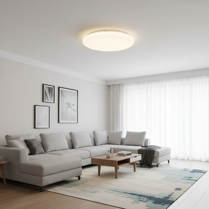 Plafón LED WiFi CCT 40W instalado no teto de sala moderna com luz quente ambiente 3000K - sala com luz ligada